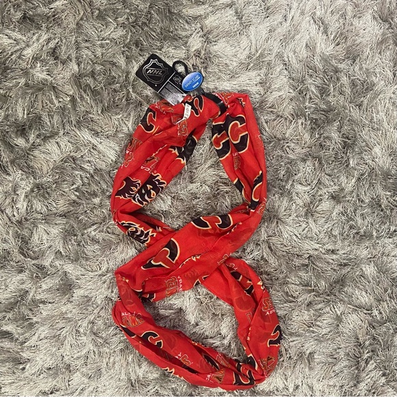 Calgary Flames NHL Red Calgary Flames motifs unisex infinity scarf. NWT. - Picture 1 of 5